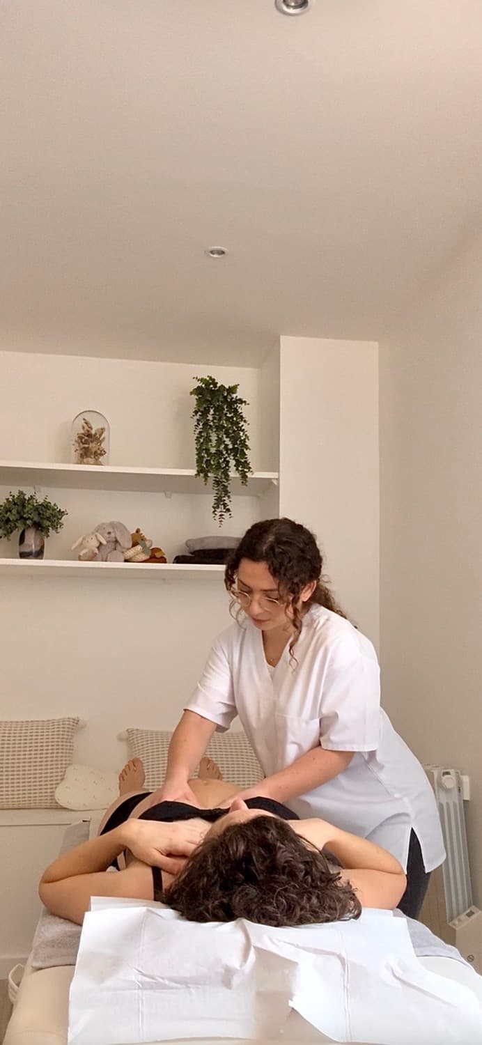 Léa Laskar en séance de drainage lymphatique dans son cabinet de Katamon, à Jérusalem